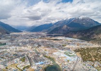 “世界屋脊”：川藏公路托起一批现代化城镇