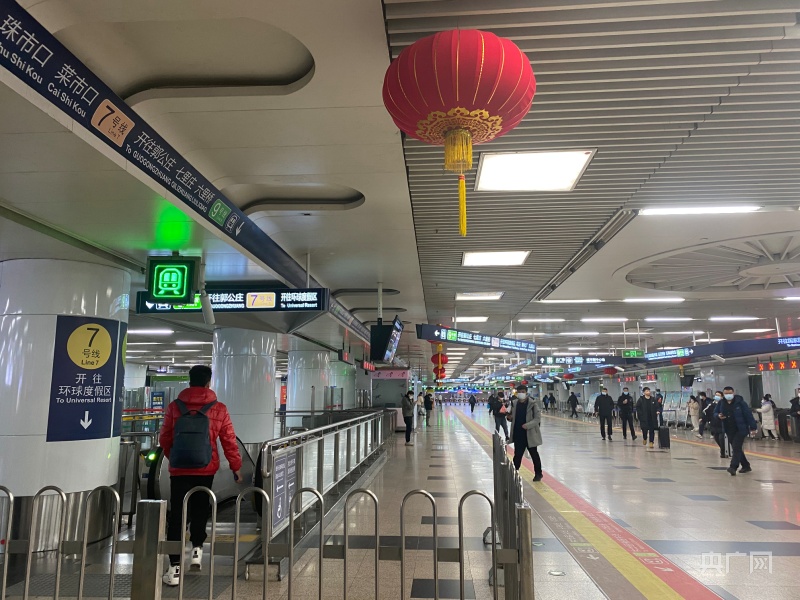 北京春节返程高峰仍持续 出租、地铁公交接驳联动